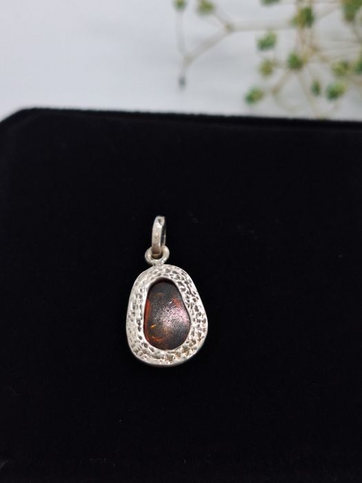 Elegancka zawieszka z bursztynem ze srebra, srebro 925