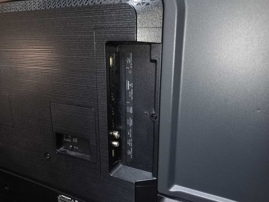 Smart TV Hisense 65A6N ,LCD partido, todas as peças impecáveis