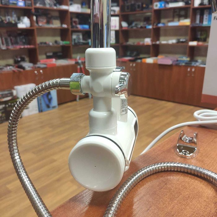 Проточный водонагреватель кран бойлер с душем и циферблатом