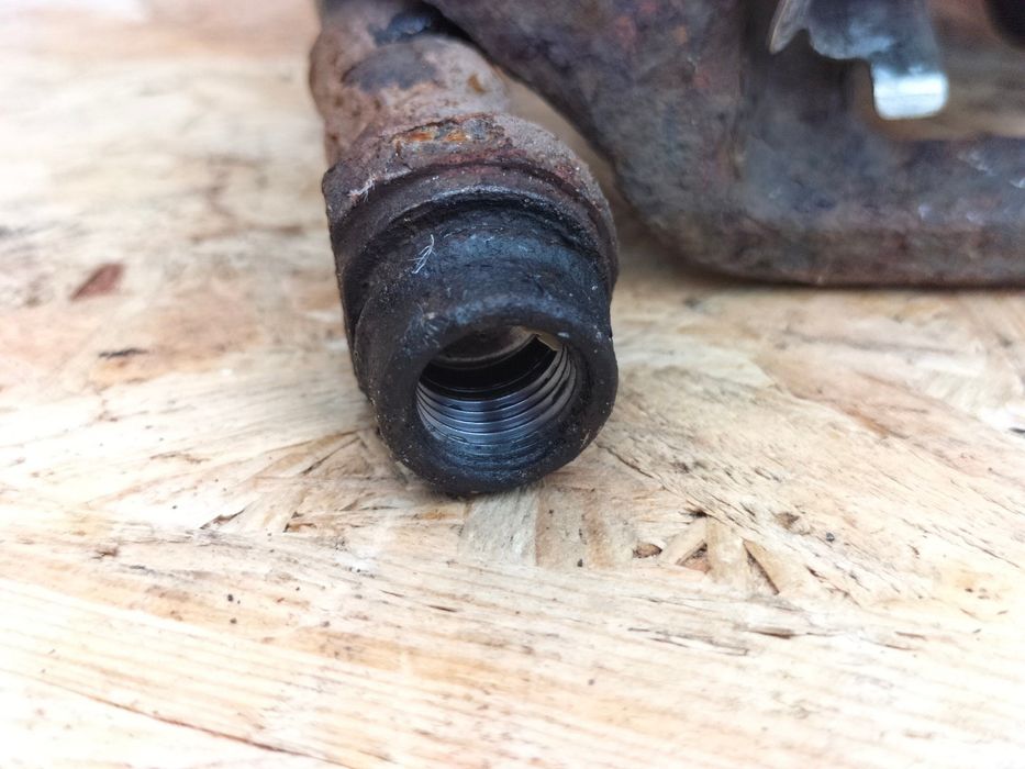 Volvo XC70 II 07-16 V70 суппорт задний левый трубка шланг тормозной