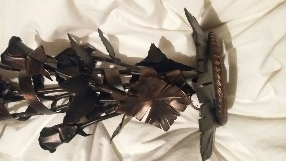 Металева підставка з трояндами