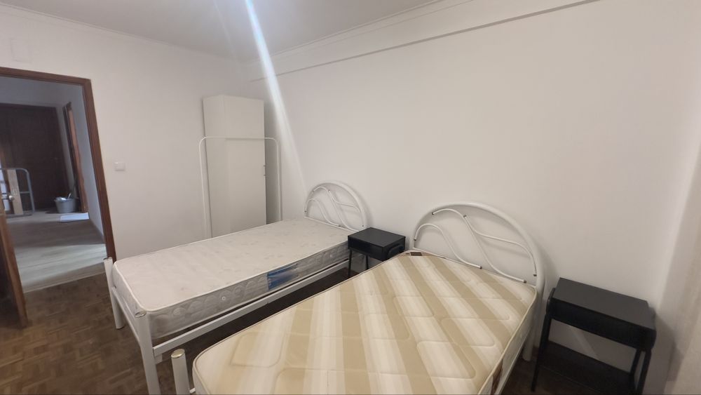 Alugo quarto ao pe de psp de queluz apartamento com