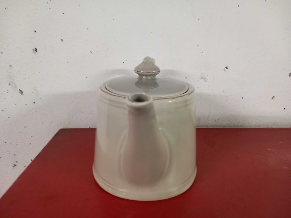 Two Tea Pots64575276827905123