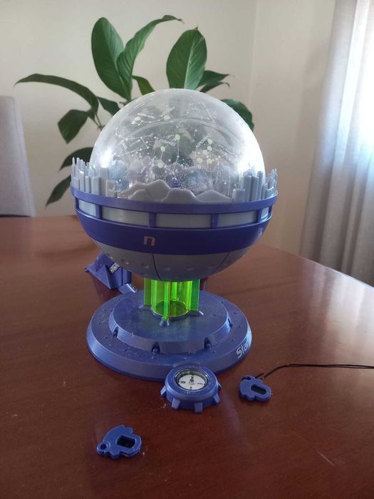 Brinquedo de planetário - projetor de estrelas e constelações