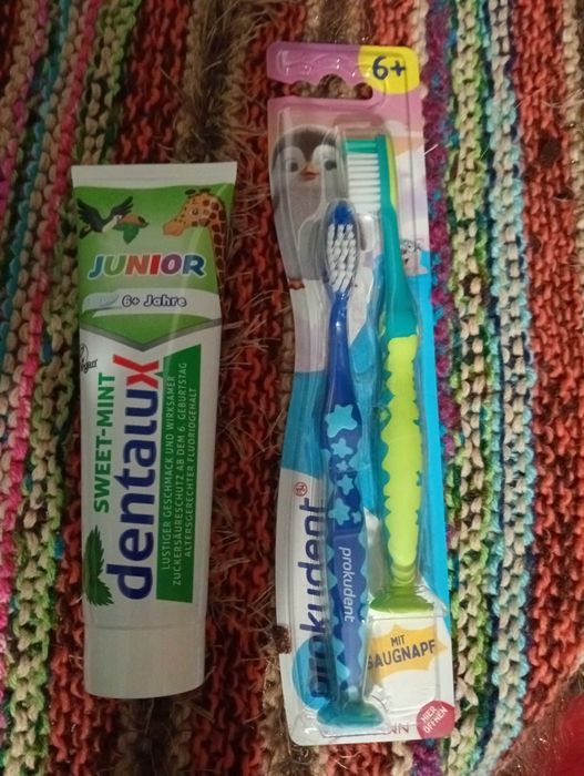 2 зубные щетки+ зубная паста 6+