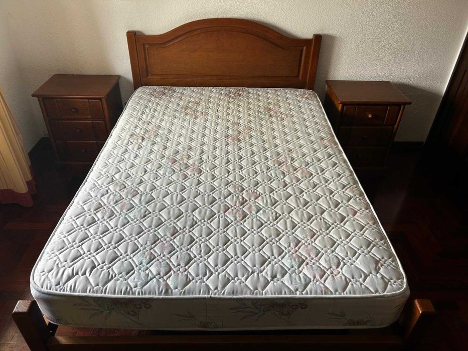 Cama de casal em madeira maciça + colchão + estrado + 2 mesas de cabeceira