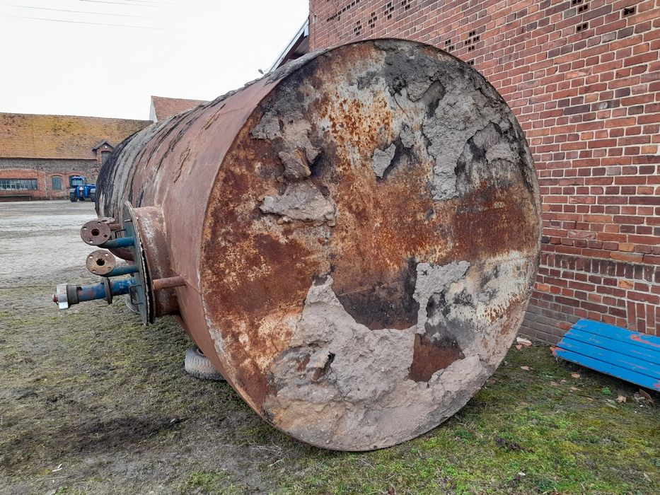 Metalowy zbiornik