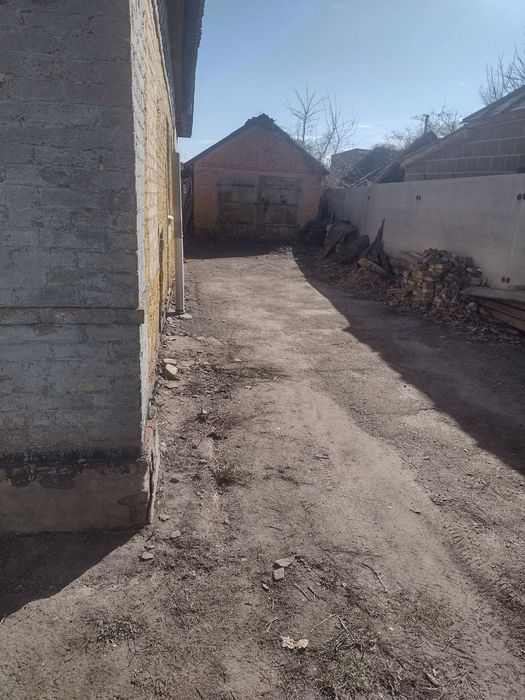 Продам половину будинка не далеко від центру,без внутрішніх робіт