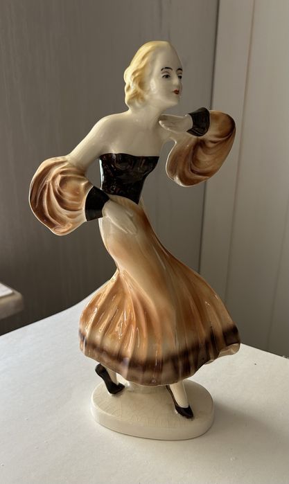 Фарфоровая статуэтка