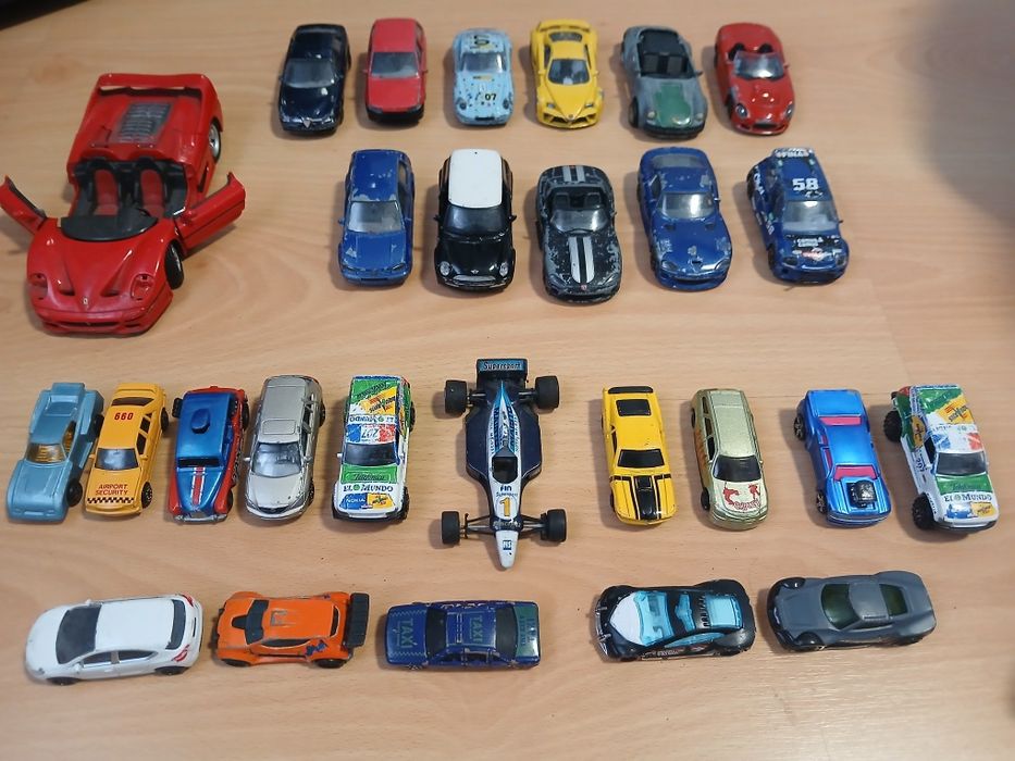 Miniaturas e um camião da b. P. Em bom estado