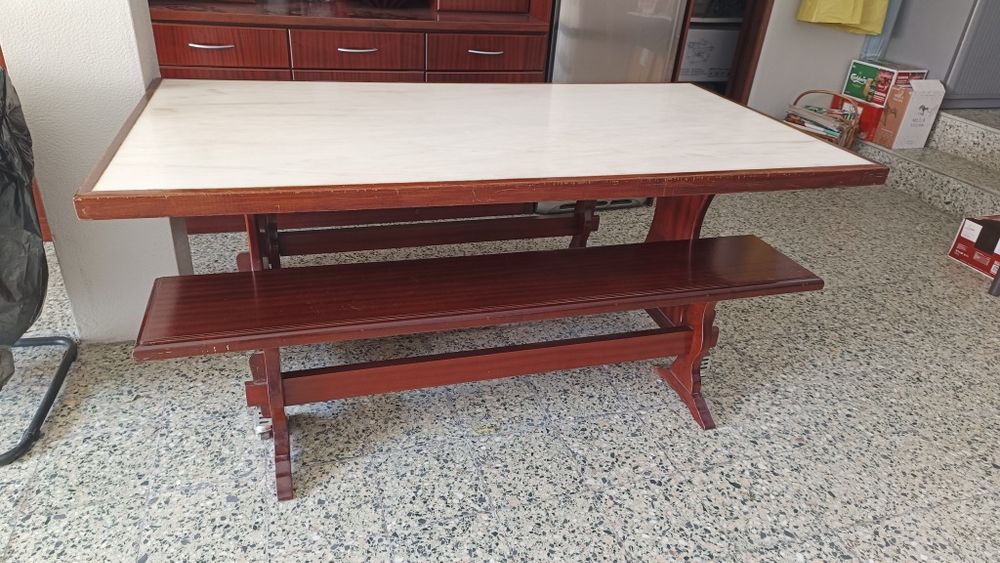 Mesa em madeira, com tampo em mármore e bancos