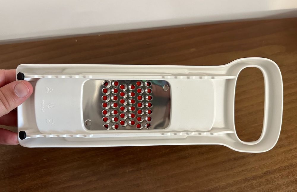 SpeedyMando Grater Tupperware426078057467095042