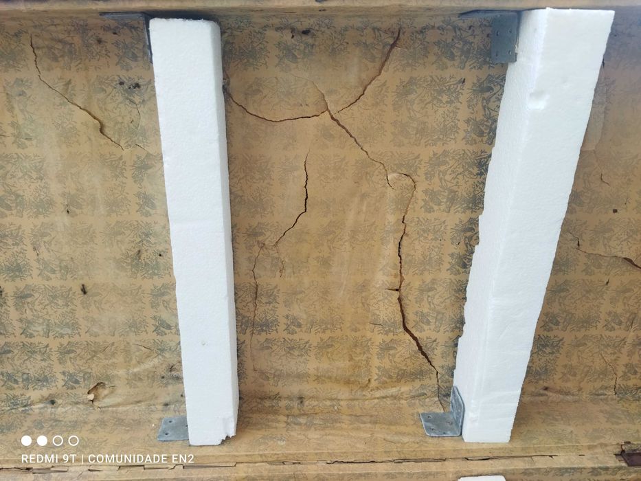 Arca antiga com folha metal