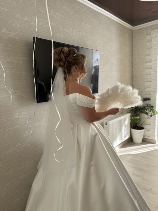 Весільна сукня, атласна