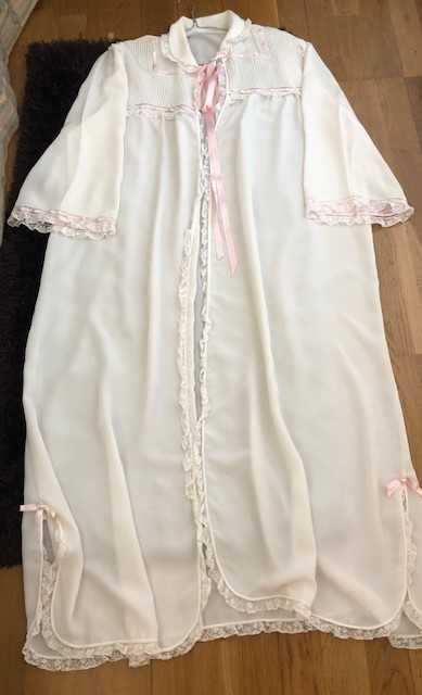 Elegante robe feminino em seda branca com detalhes  em renda