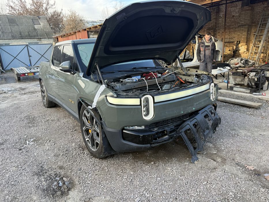 Rivian R1T капот та інші запчастини