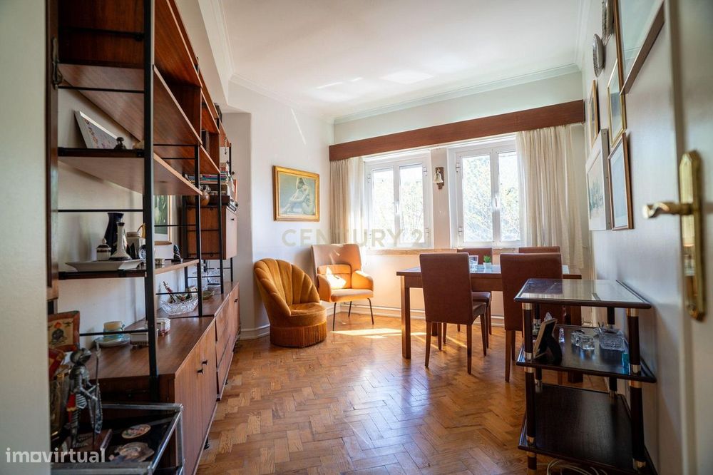 Apartamento T2 com boa exposição solar na Mina de Água, Amadora — Mina De Água, Lisboa