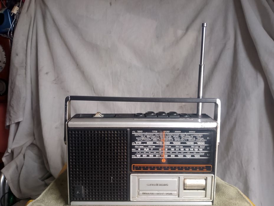 Rádio portátil antigo