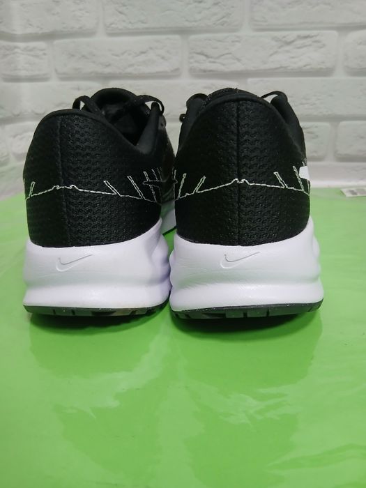 Чоловічі бігові кросівки Nike Run Defy HM9594-004.