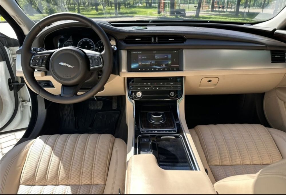 Продам автомобіль Ягуар XF
