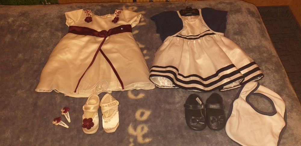 Sukienka ecru kremowa bordo tiul buciki spinki biała granatem bolerko