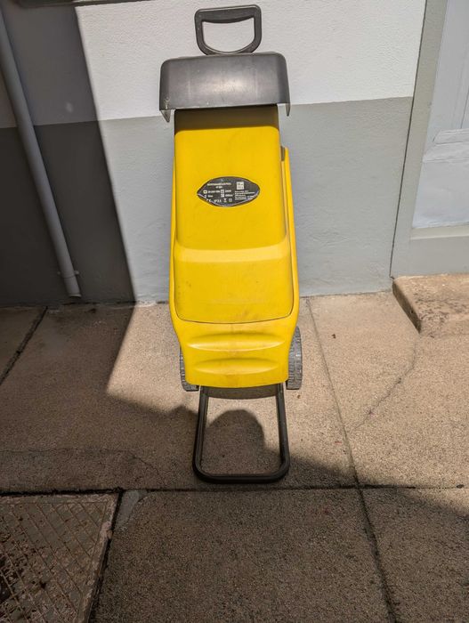 Triturador elétrico para vegetação do jardim