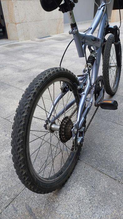 Bicicleta com suspensão e 6 mudanças