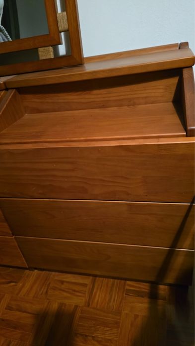 Mesinhas de cabeceira espaçosas