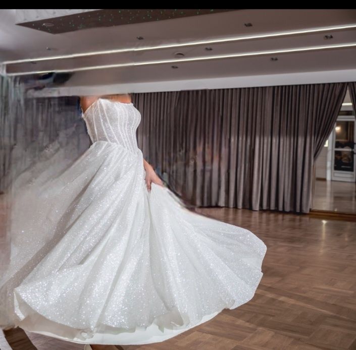 Suknia ślubna glamour z welonem katedralnym