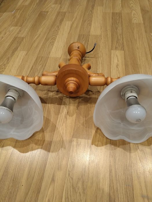 Lampa drewniana do salonu