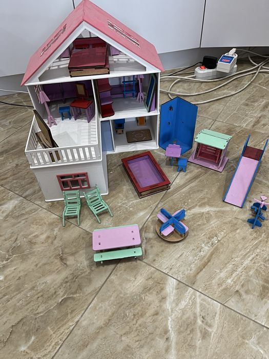 Ляльковий будинок з меблями