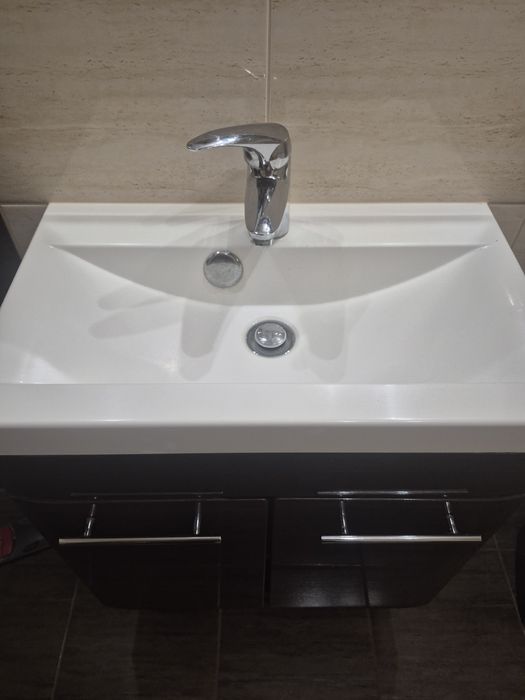 Szafka umywalka kran