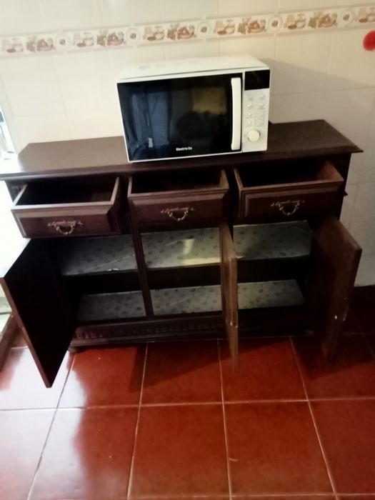 Móvel em mogno. 1,24 comp, 0,90 altura 0,34 fundo. Oferta microondas