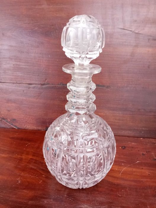 Frascos e garrafas em vidro e cristal