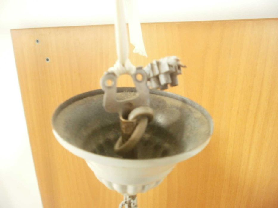 Candeeiro e teto antigo