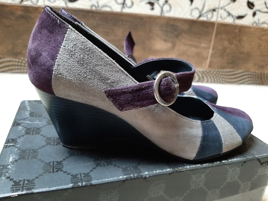 Buty na koturnie rozm. 40 zamszowe