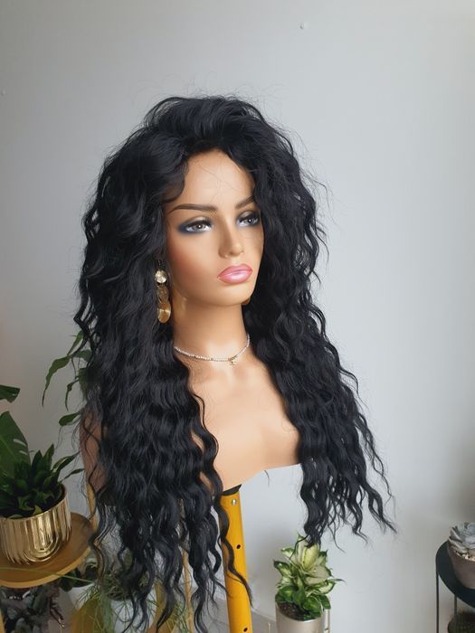 Długa peruka fale loki czarna