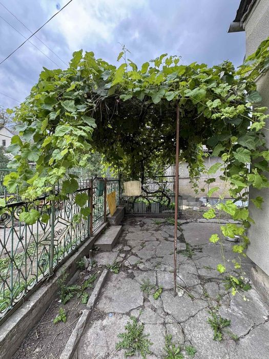 Продаж частини будинку в центрі села біля школи та магазинів