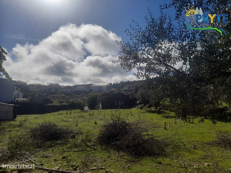 Prédio urbano em Corujeiro composto por três artigos urbanos em ruínas