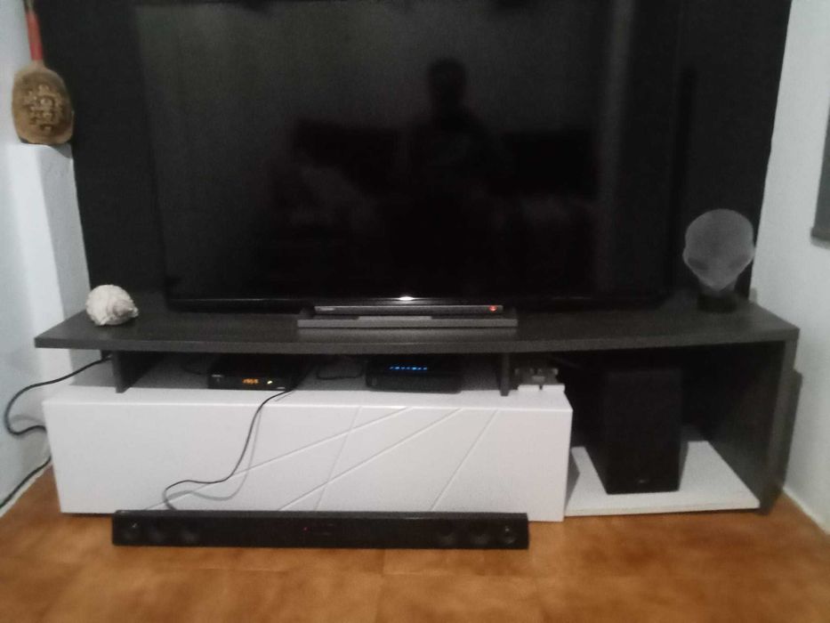 Móvel de sala e banco alto com encosto