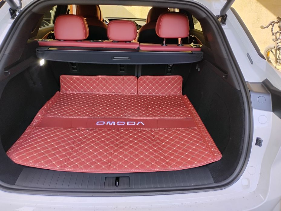 Mata bagażnika do omoda C9 pełna  skórzana czarna i czerwona wodoodpor