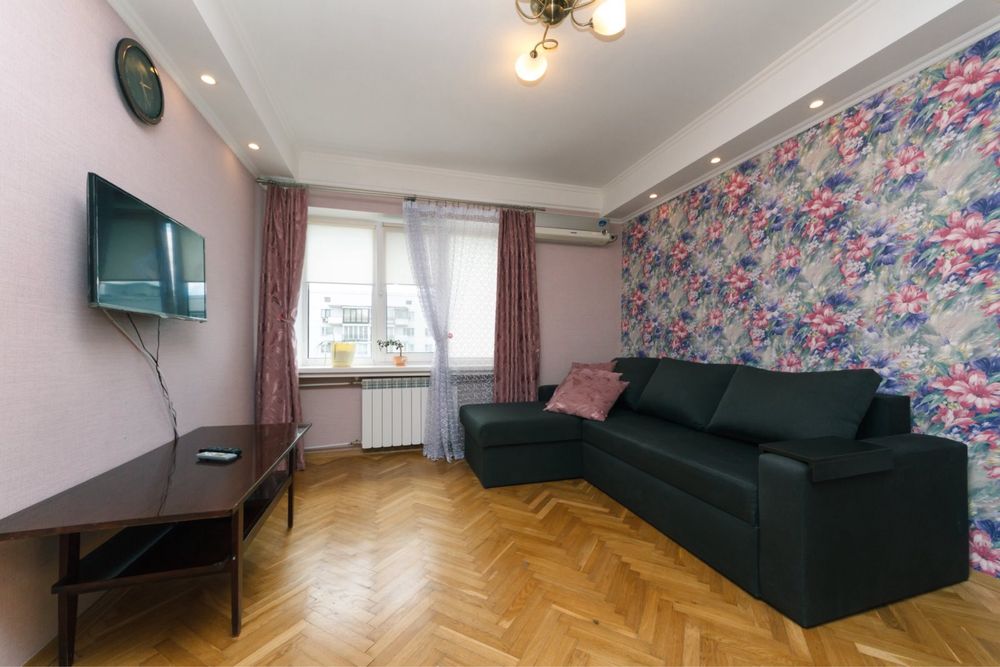 Посуточно.2х комнатная возле Гулливера бульвар Леси Украинки 9