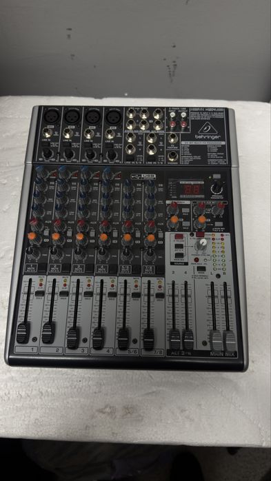 Mesa mistura Behringer XENYX X1204USB