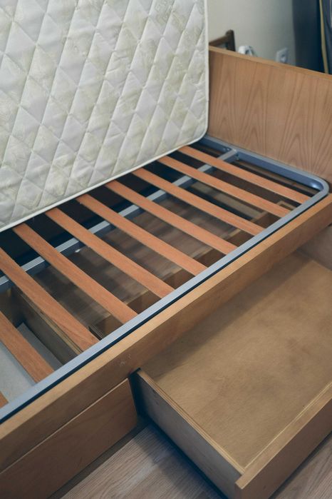 Cama solteiro 95cm x 195 cm+ estrado + colchão como nova!