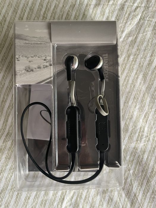 Fones Bluetooth JBL Tune 205 sem fios(com caixa original)