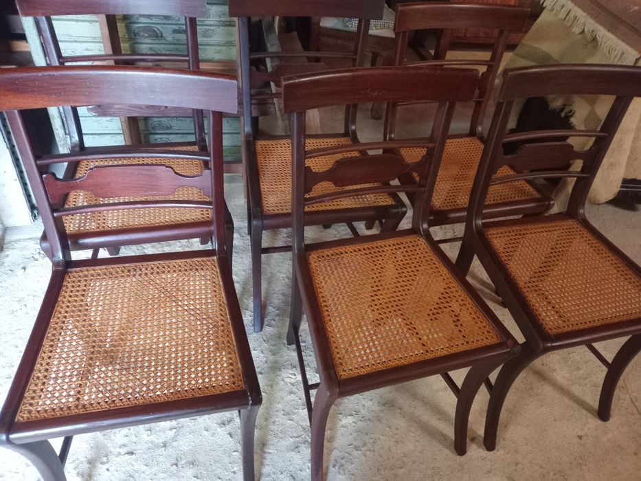 Cadeiras restauradas com fundo em palhinha impecável