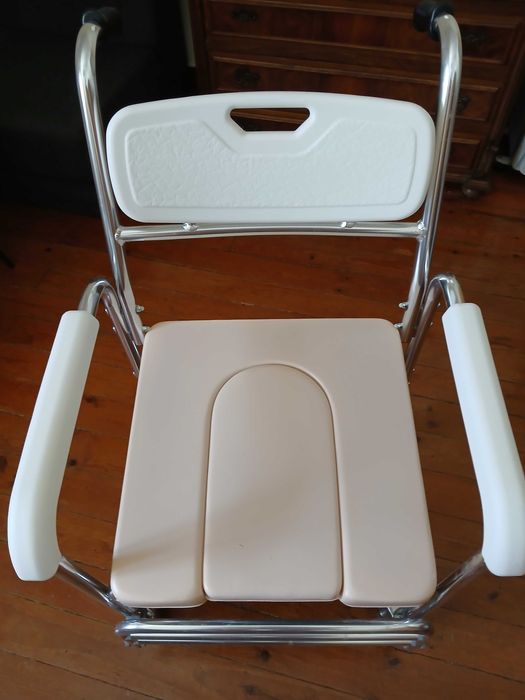 Cadeira com rodas para higiene, praticamente nova