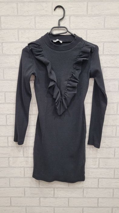 Dopasowana czarna sukienka