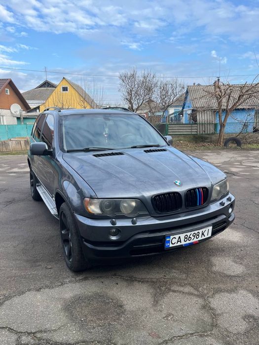 Продам BMW X5  2004 року ,мотор М57 3 літра дизель на 1 STaGi ,повністю обслужена ,нові розпилителі форсунок,форсунки налаштовані,масла фільтра свіжі, на зимній резині,,красити не потрібно,скло все рідне, центральні замки,по електриці все працює,оптика лінзована, ,туманки все ксенон,ходова9/10,салон в нормальному стані ,з документами порядок,переоформлення.Торг присутній.
Обмін не цікавить!!!