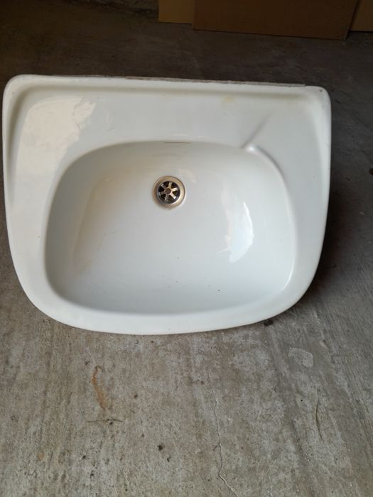 Umywalka porcelanowa z syfonem